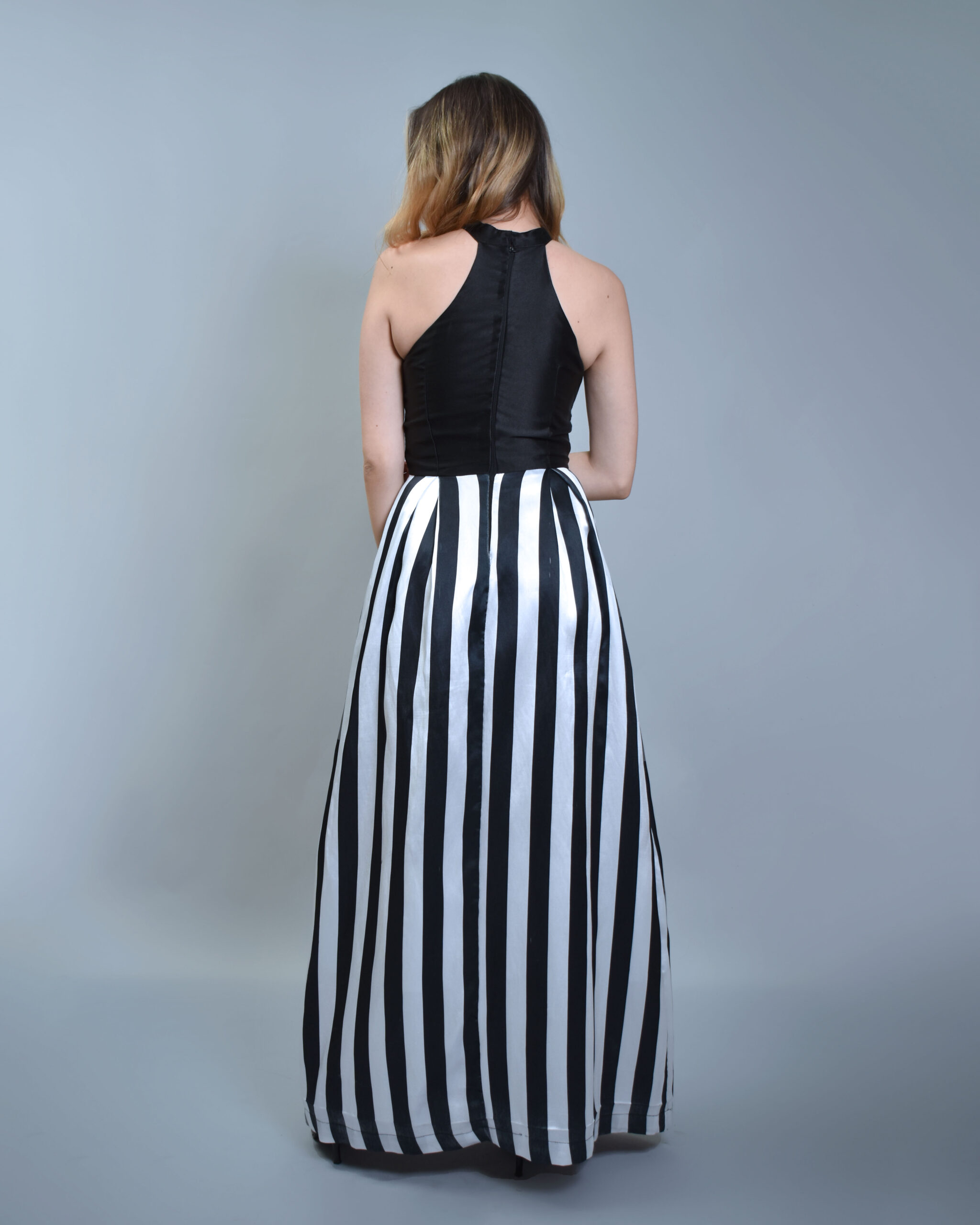 Vestido de falda con rayas verticales blancas y negras – Vestidos 251
